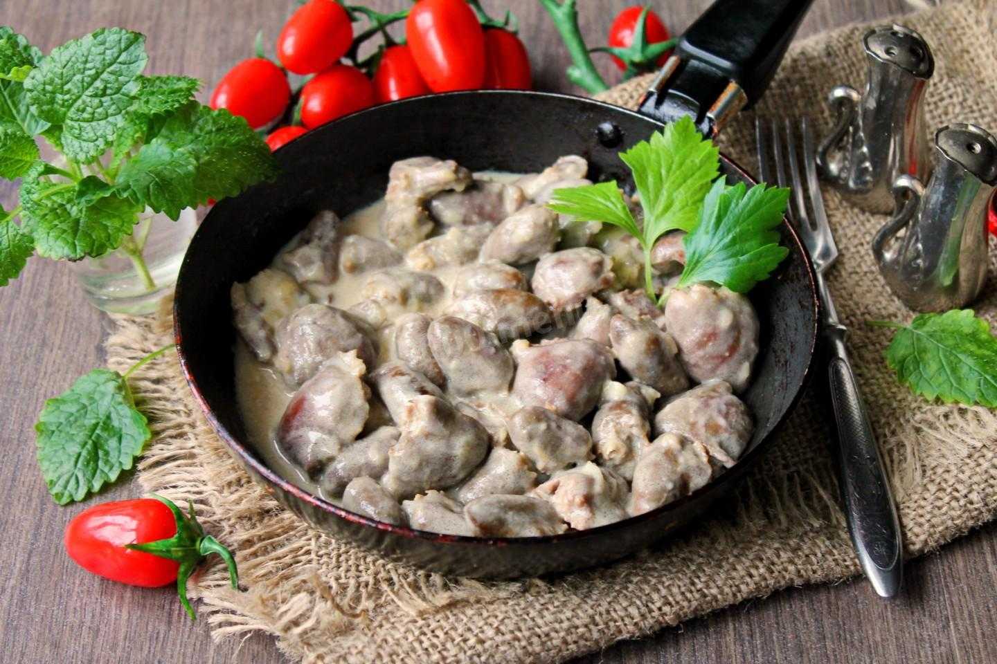 Куриные сердечки в сметане с чесноком на сковороде - 7 пошаговых фото в рецепте