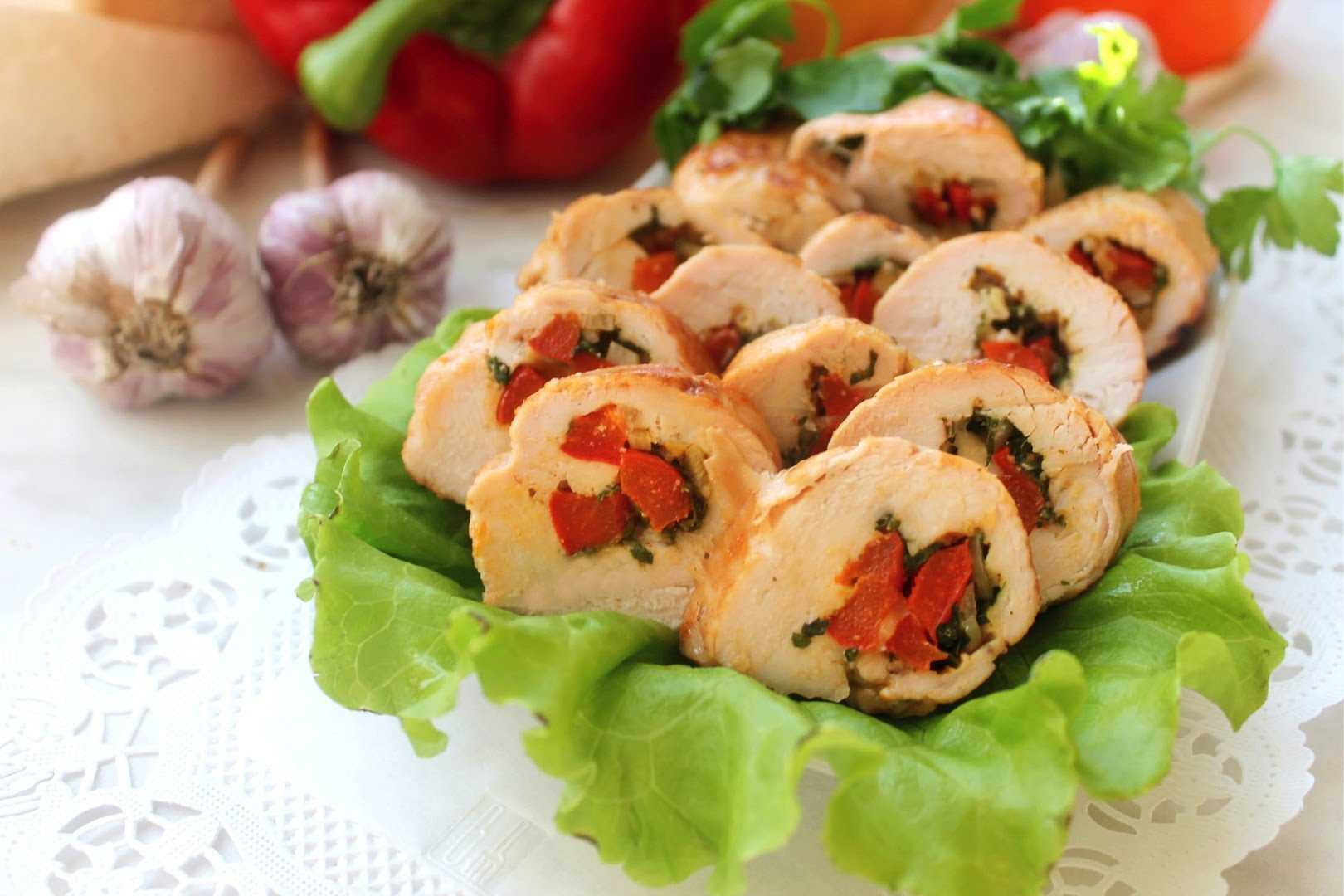 Куриные рулетики с грибами и сыром в сливочном соусе