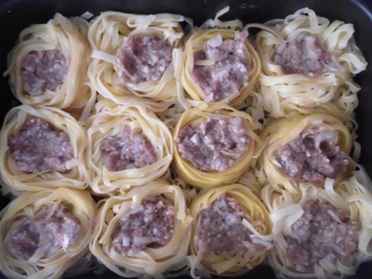 Макаронные гнёзда с фаршем на сковороде
