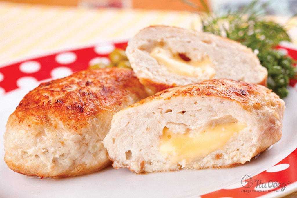Котлеты, запеченные в духовке с маринованным луком, помидорами и твердым сыром В фарш добавляется батон Рецепт похож на мясо по-французски