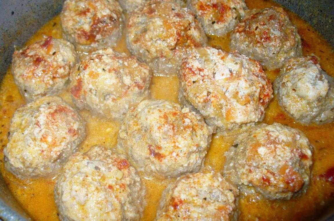 Тефтели с рисом и подливкой — пошаговые рецепты в духовке и на сковороде