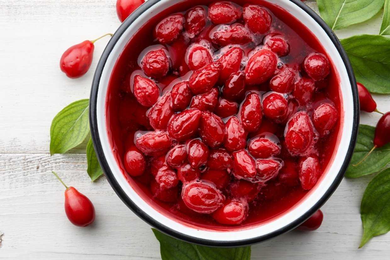 Быстрый и вкусный способ сохранить кизил на зиму: перетертый с сахаром без варки