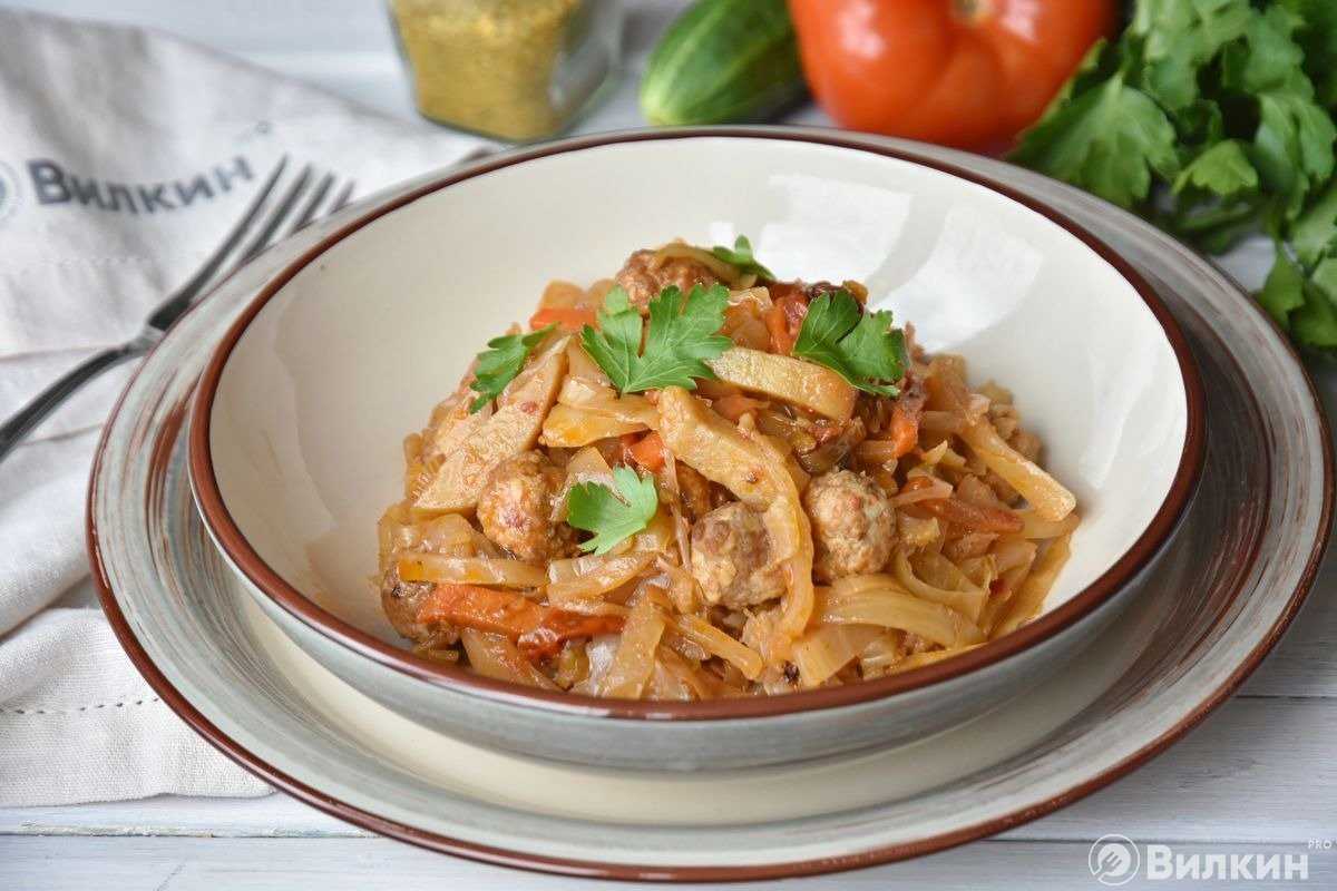 Капуста, тушеная с фаршем в мультиварке