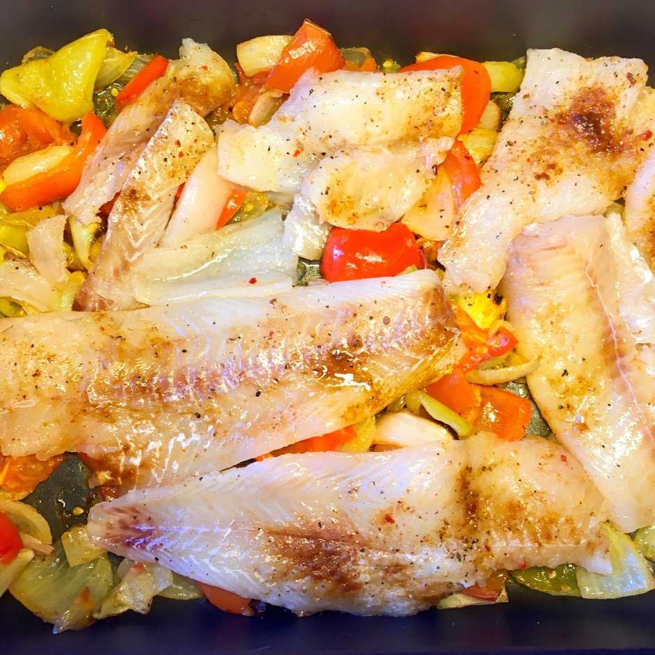 Филе минтая с овощами. Рыба с овощами в духовке. Минтай с овощами в духовке. Рыба запечённая в духовке с овощами. Простые блюда из минтая