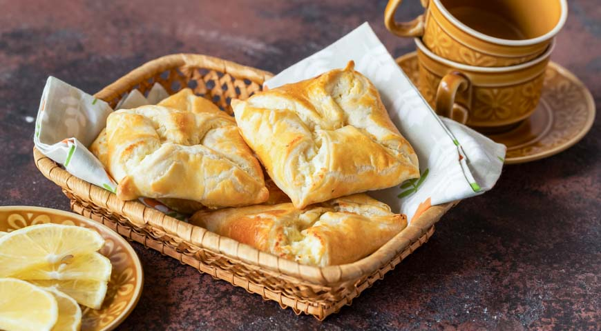 Вкусные ватрушки с творогом в духовке на дрожжевом тесте и на слоеном: рецепт с фото пошагово