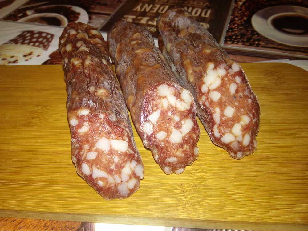 Сыровяленая колбаса