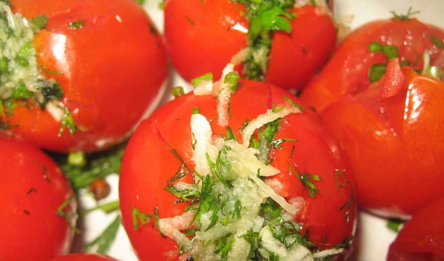Малосольные помидоры в кастрюле — быстрые рецепты вкусных помидоров
