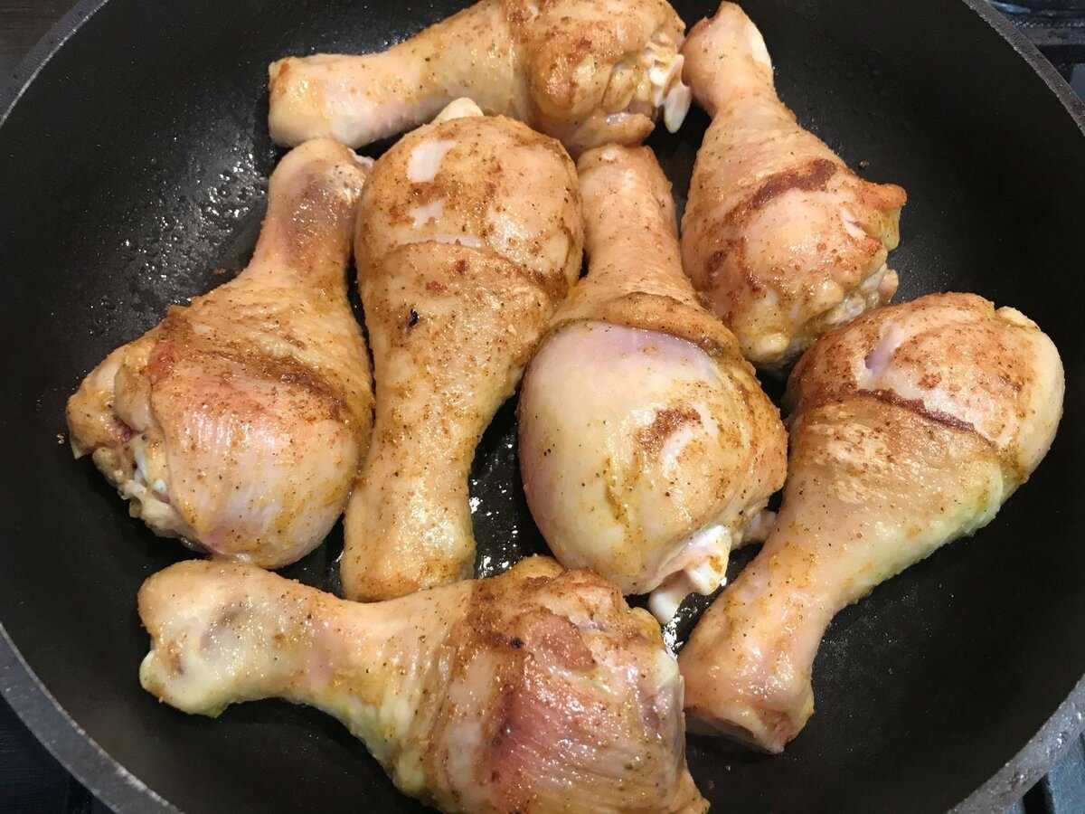 Кур голень на сковороде рецепт. Куриные ножки на сковородке. Куриные ножки на сковороде. Голень жареная. Жареные куриные ножки.