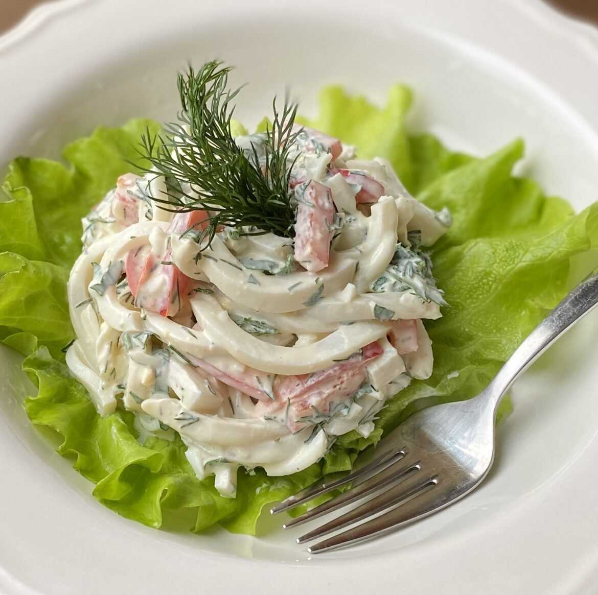 Салат с кальмарами: 11 вкуснейших рецепта салата с майонезом и без