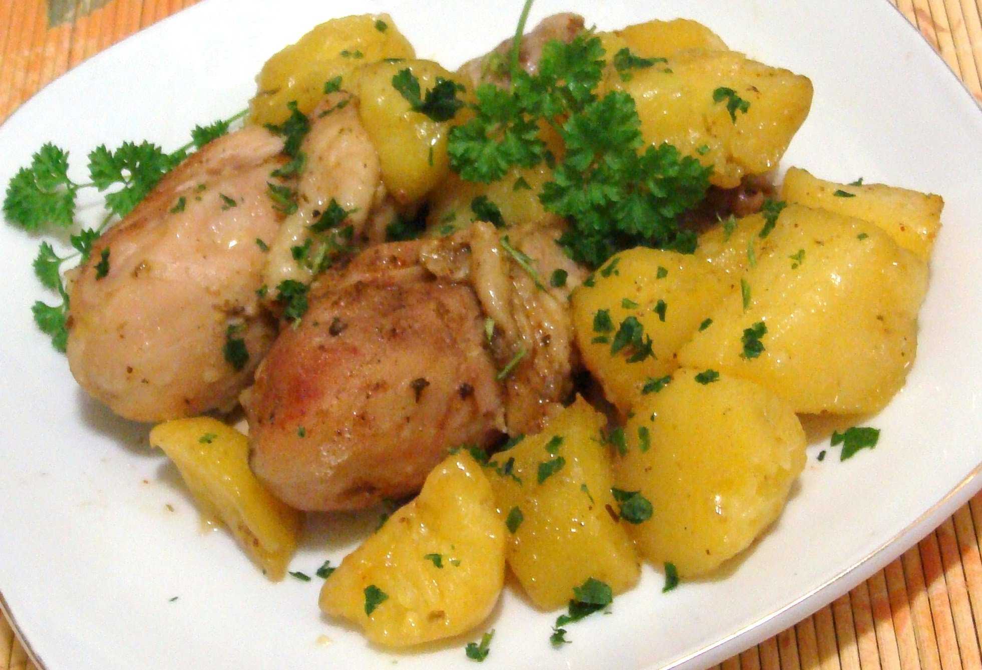 Картофель, тушенный с курицей в сковороде или казане