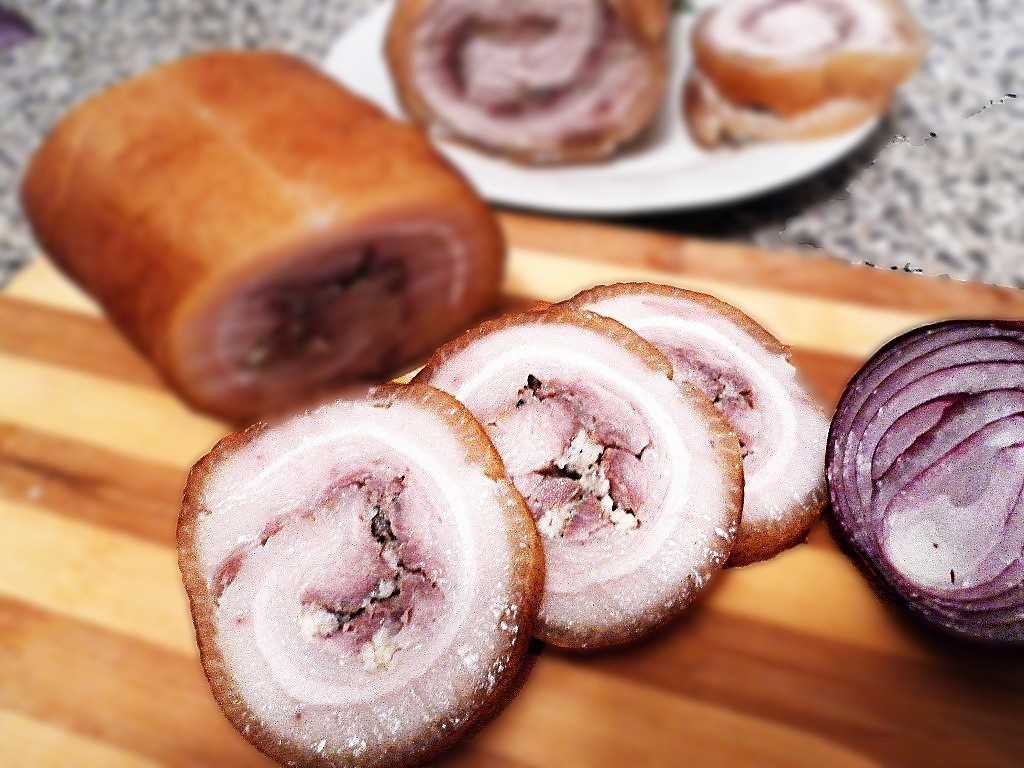Рулет из тонкого сала (брюшины) в духовке: рецепт с фото