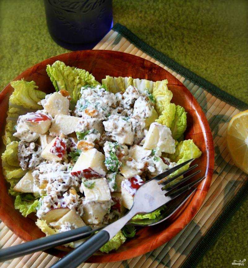 Классический салат вальдорф с сельдереем яблоком и курицей