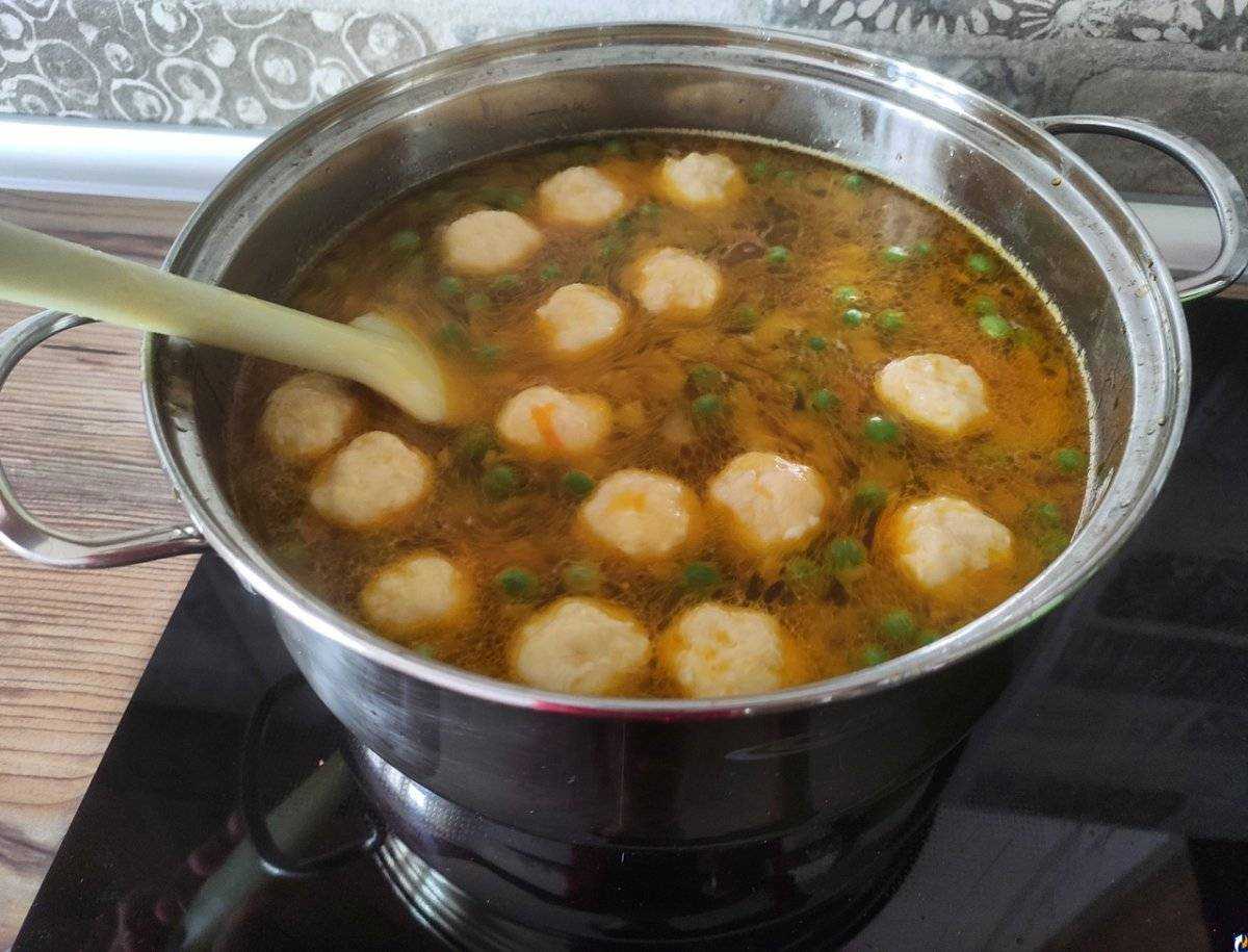 Суп с сырными клецками (рецепты: овощной и куриный с зеленым горошком)