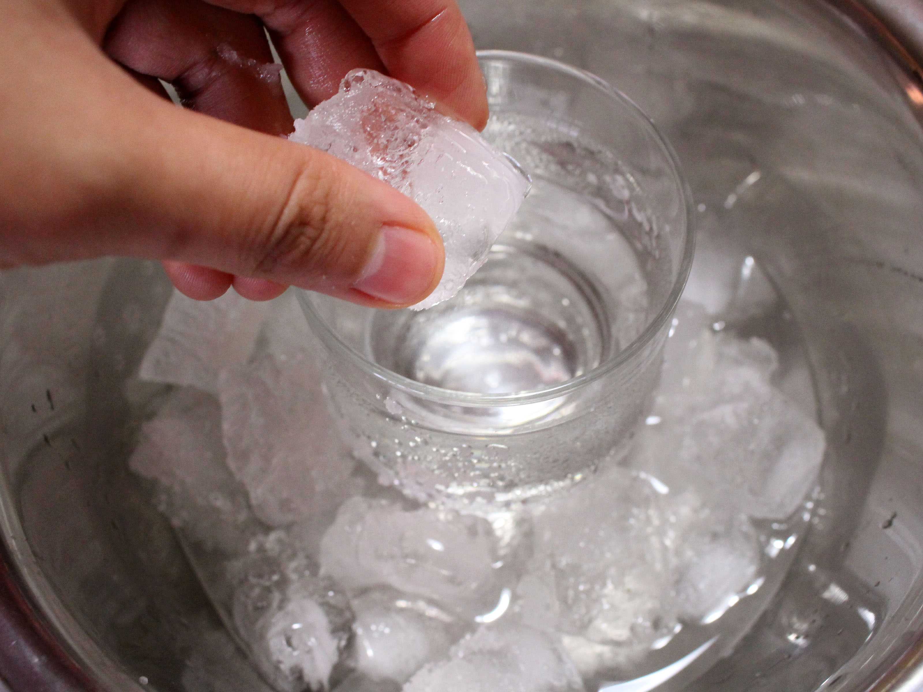 Как заморозить воду в домашних условиях. Опыты со льдом. Опыты со снегом. Стакан со льдом в опыте. Лед в стакане.