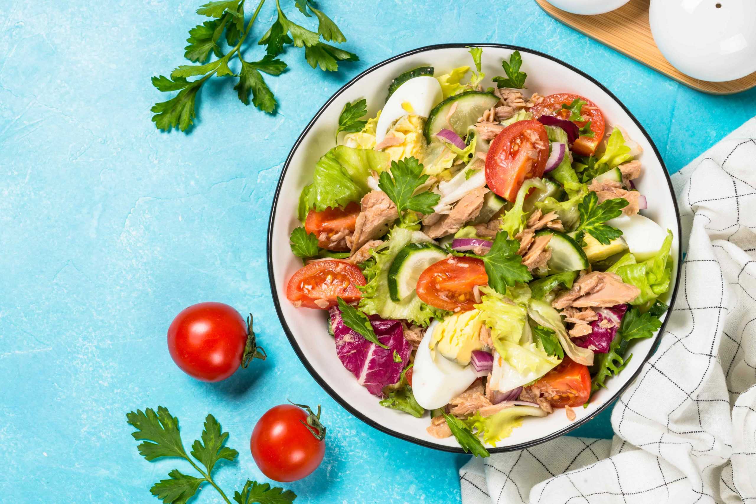20 вкусных салатов с тунцом, которые удивят ваших гостей