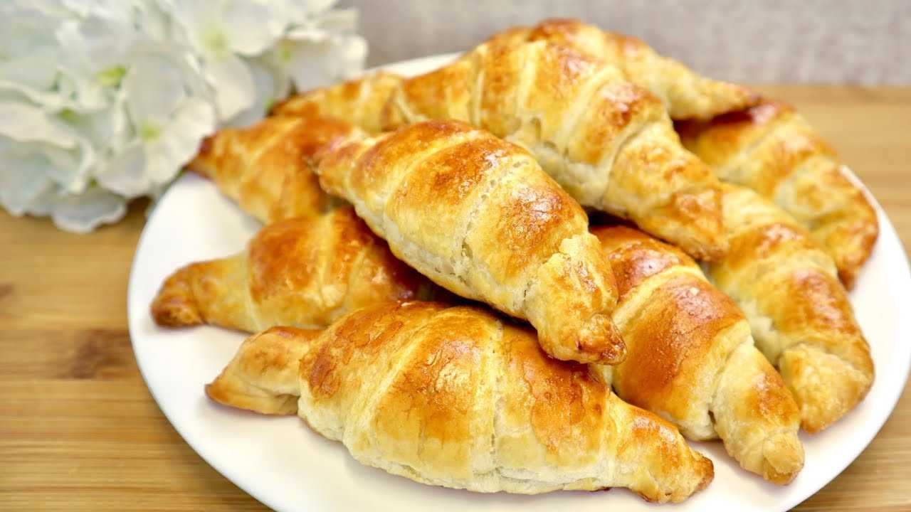 Круассаны со сгущенкой из слоеного теста: пошаговый рецепт