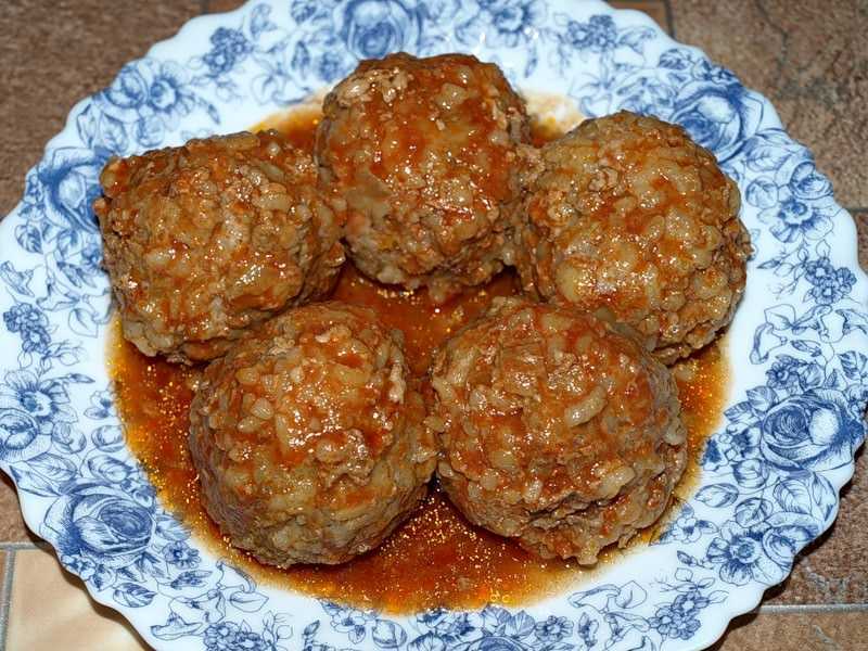 Ежики из фарша с рисом с подливкой на сковороде рецепт с фото пошагово