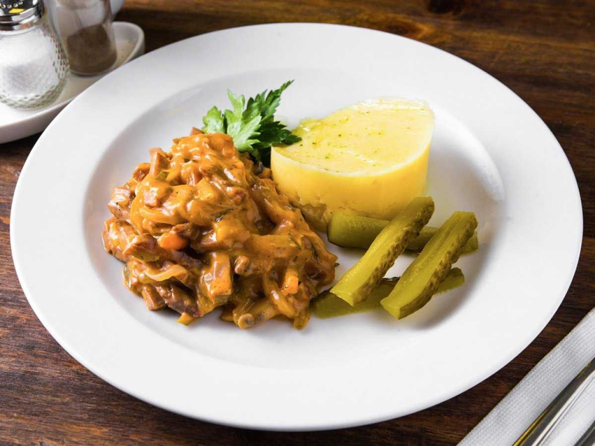 Говядина тушеная с подливкой – 9 вкусных рецептов