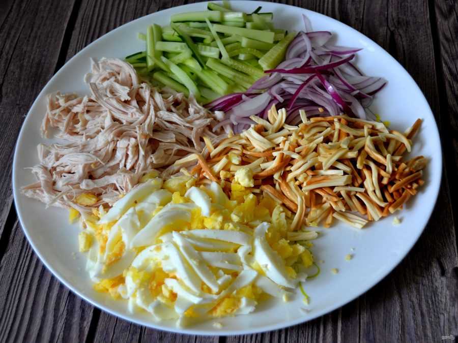 Салаты с копченым колбасным сыром: рецепты вкусных салатов и других закусок