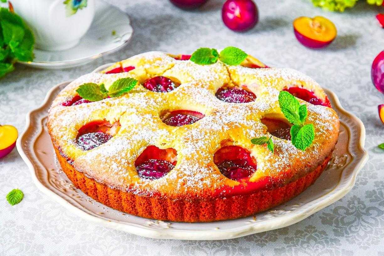 Пирог со сливами на кефире в духовке и мультиварке - быстрые и вкусные рецепты заливного или шоколадного десерта