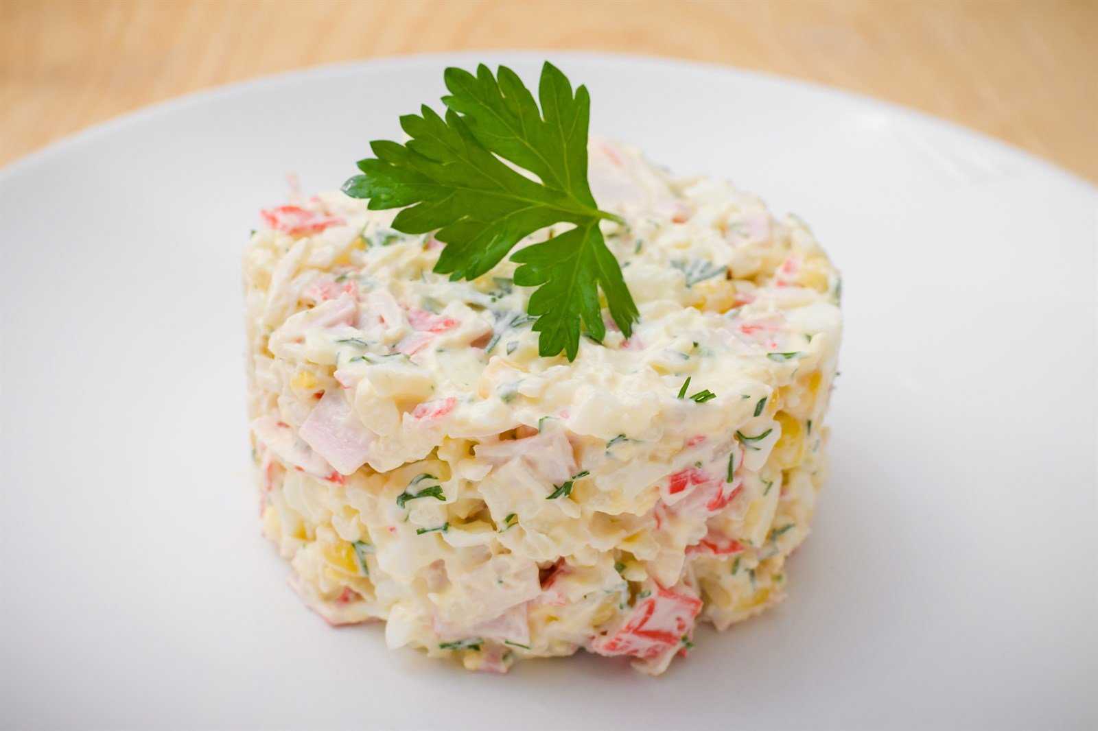 Салат с крабовыми палочками и кукурузой: 5 классических рецептов