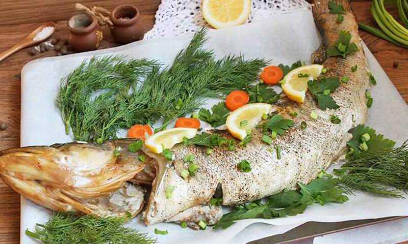 Рыба запеченная в духовке с картошкой — рецепты в фольге, с сыром, в сметанном соусе и по-сицилийски