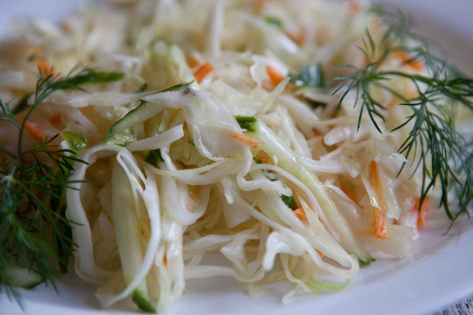 Салат из квашеной капусты - 9 домашних вкусных рецептов приготовления