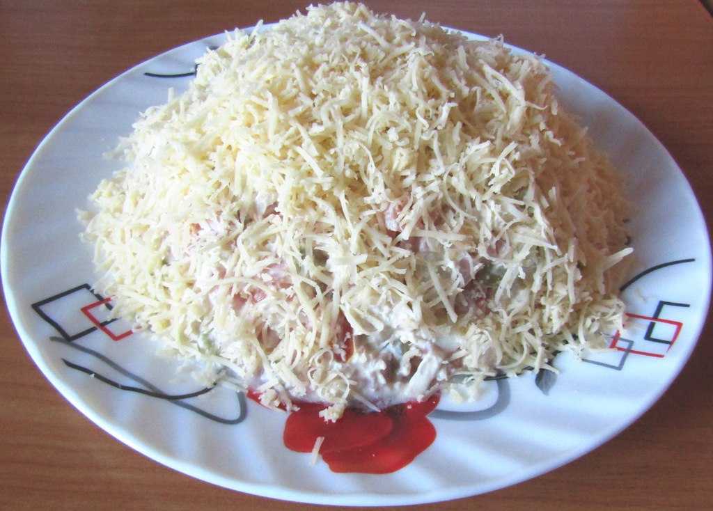 Салат «русская красавица»: рецепт классический с курицей и ветчиной, когда добавляют маринованные огурцы и как оформить кокошник