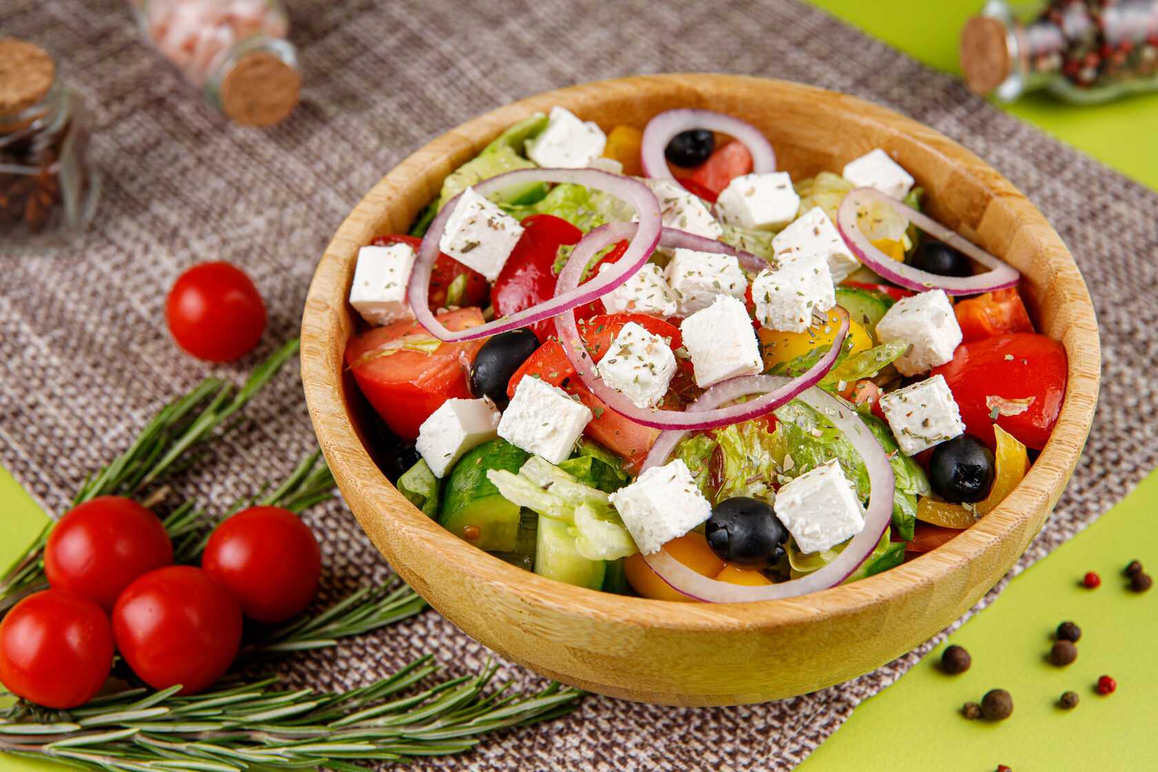 Простой рецепт греческого салата в домашних условиях. Греческий сыр Фета. Греческий салат. Греческий салат на праздничный стол.