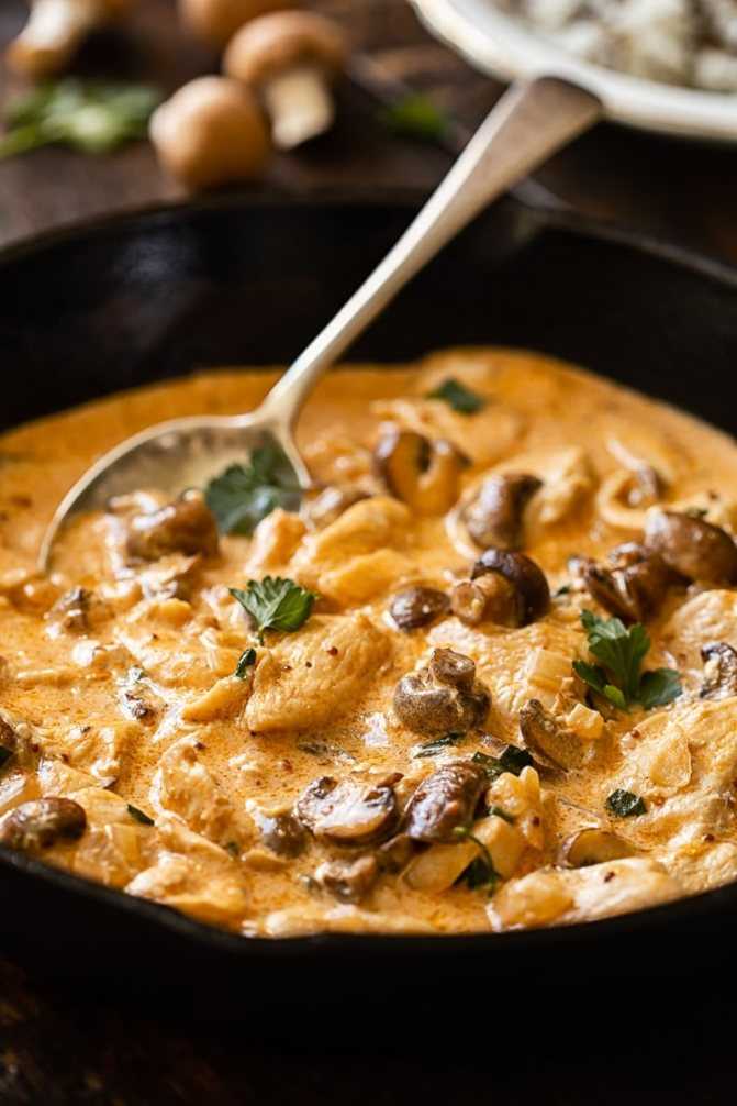 Куриное филе с грибами в сливочном соусе: топ-3 вкусных рецепта