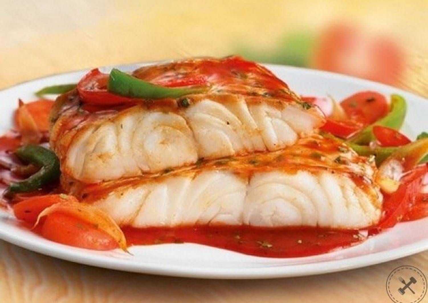 Рыба с овощами в томатном соусе. Блюда из рыбы. Рыба по провански. Рыба с овощами. Рыба под овощным маринадом.