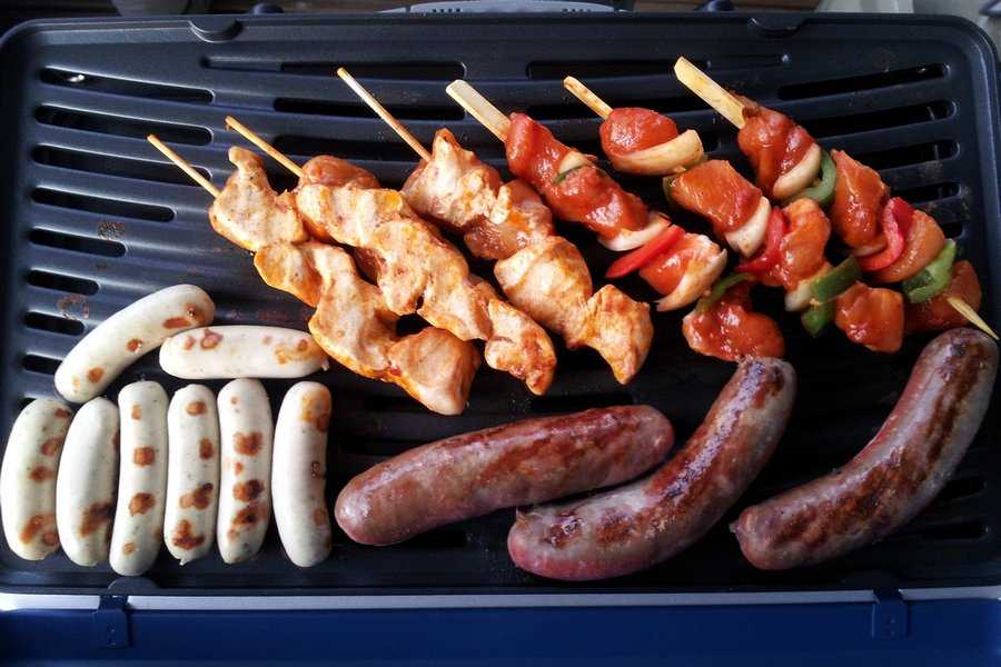 Сардельки на мангале – 4 очень вкусных рецепта