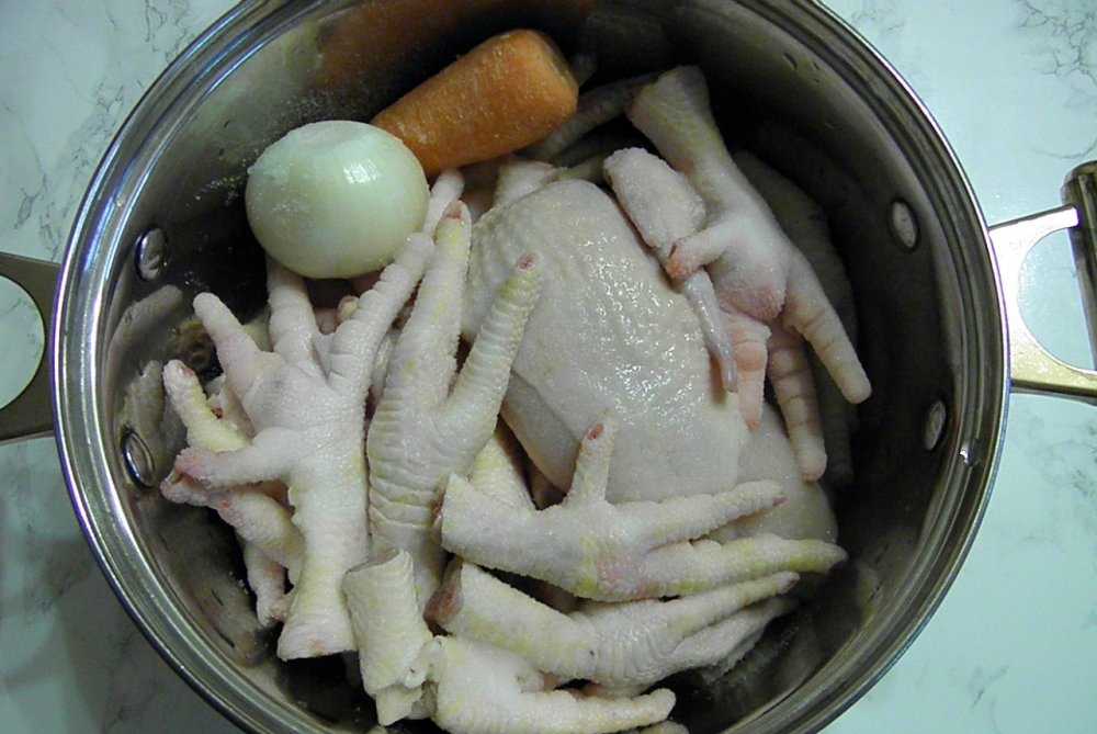 Холодец, приготовленный из куриных лапок, получается ничуть не хуже классического Это вкусно, бюджетно и очень просто