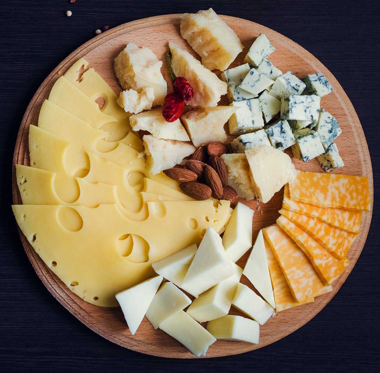 Нарезки на праздничный стол красивые в домашних условиях: мясные, сырные, овощные, фруктовые, колбасные, рыбные. как красиво выложить, украсить и оформить и нарезку?