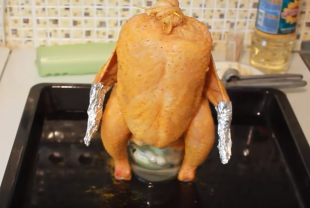 Курица в духовке на бутылке с хрустящей корочкой. рецепты.