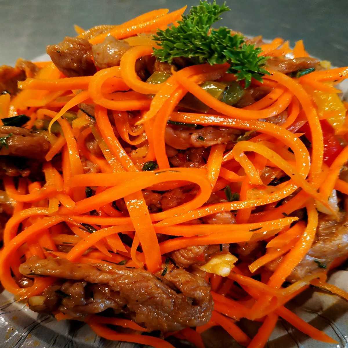 Рецепт салата мясо по корейски. Хе с говядиной по-корейски. Корейские морковь Хе. Корейский салат Хе. Хе с мясом и морковью по корейски.
