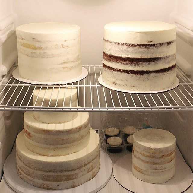 Сколько хранить бисквит в холодильнике. Торт заготовка. Хранение тортов. Хранение торта в холодильнике. Холодильник для тортов.