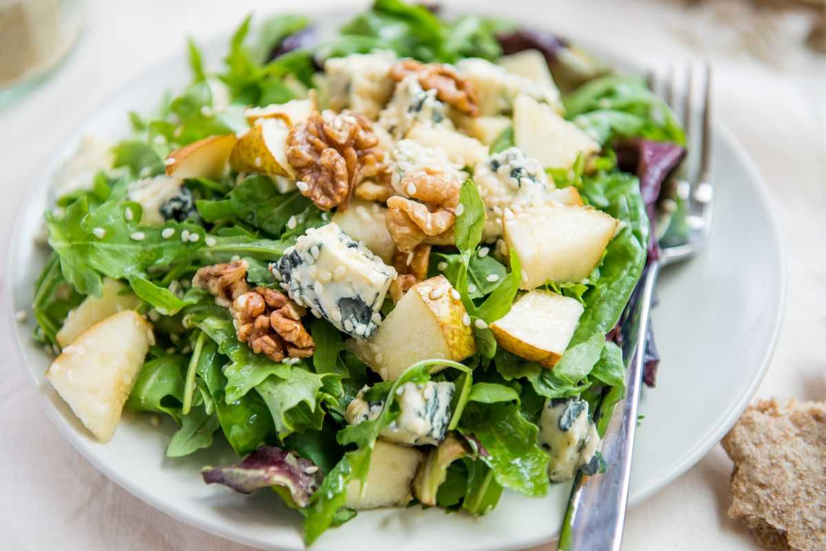 Салат с грушей, сыром и курицей - 6 пошаговых фото в рецепте