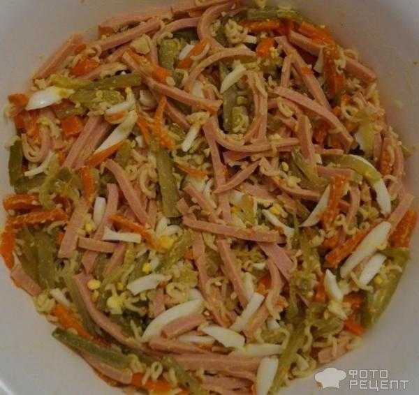 Салат с лапшой быстрого приготовления. очень вкусный!