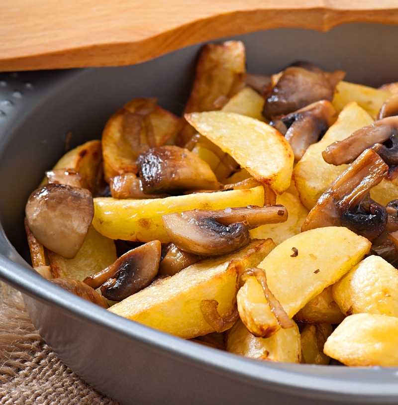 Жареная картошка. Картошка с грибами. Жареная картошка с грибами. Картофель жареный с грибами. Замороженные грибы с картошкой и луком