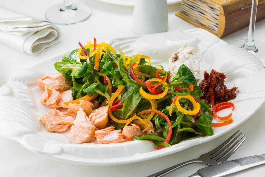Салат с копчёной рыбой и картошкой – рецепты приготовления