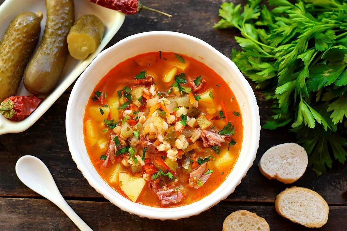 Рассольник с перловкой и солеными огурцами: классические рецепты супа рассольник