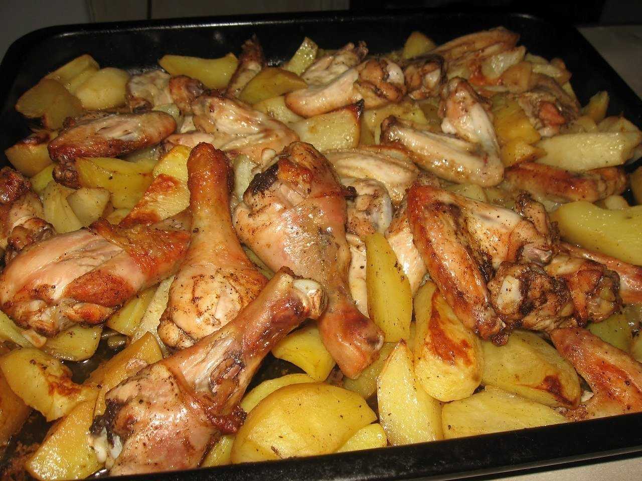 Запекая курицу с картошкой в духовке, хорошо делать это в фольге, а картошку положить под курицу Так вкуснее Как это сделать смотрите фото и видео