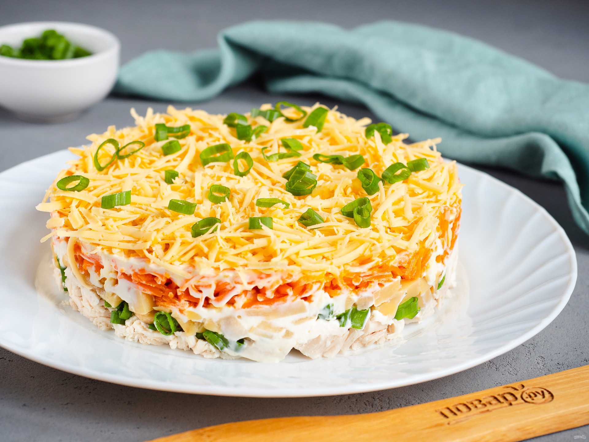 Салат с курицей, черносливом, грибами и грецкими орехами