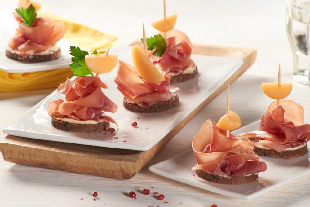 Простое и вкусное канапе на шпажках на праздничный стол — фото рецепты. фруктовое канапе, канапе с сыром, мясное канапе, праздничные бутерброды