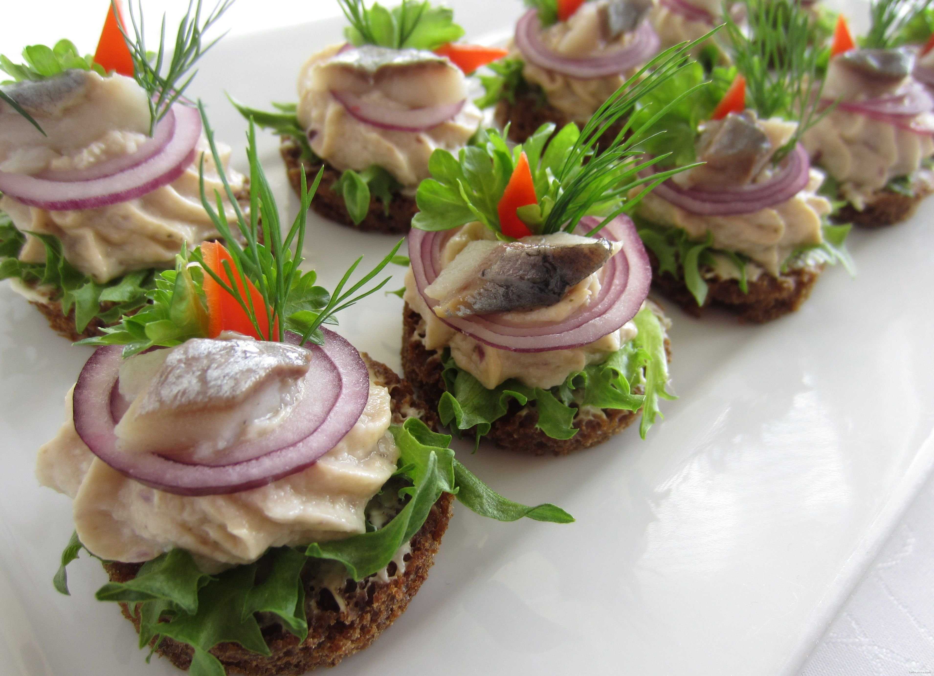 Бутерброды с красной рыбой: 11 вкусных и простых рецептов на праздничный стол