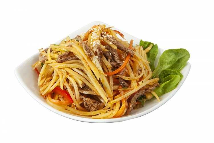 Французский салат с мясом и жареной картошкой - пошаговый рецепт