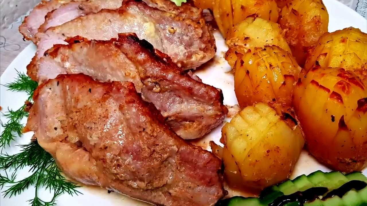 Рецепт вкусной свинины в духовке с картошкой. Карбонат с картошкой в духовке. Свинина с картошкой в духовке. Свинина в духовке сочная. Картошка с мясом в духовке.