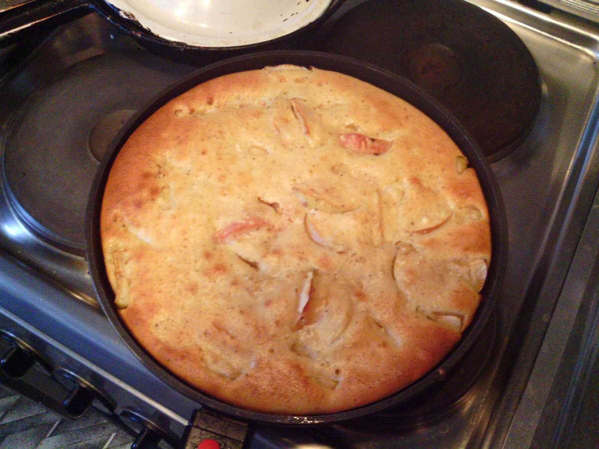 Шарлотка с яблоками на сковороде без духовки быстро и очень вкусно - простой рецепт с пошаговыми фото от алены каменевой