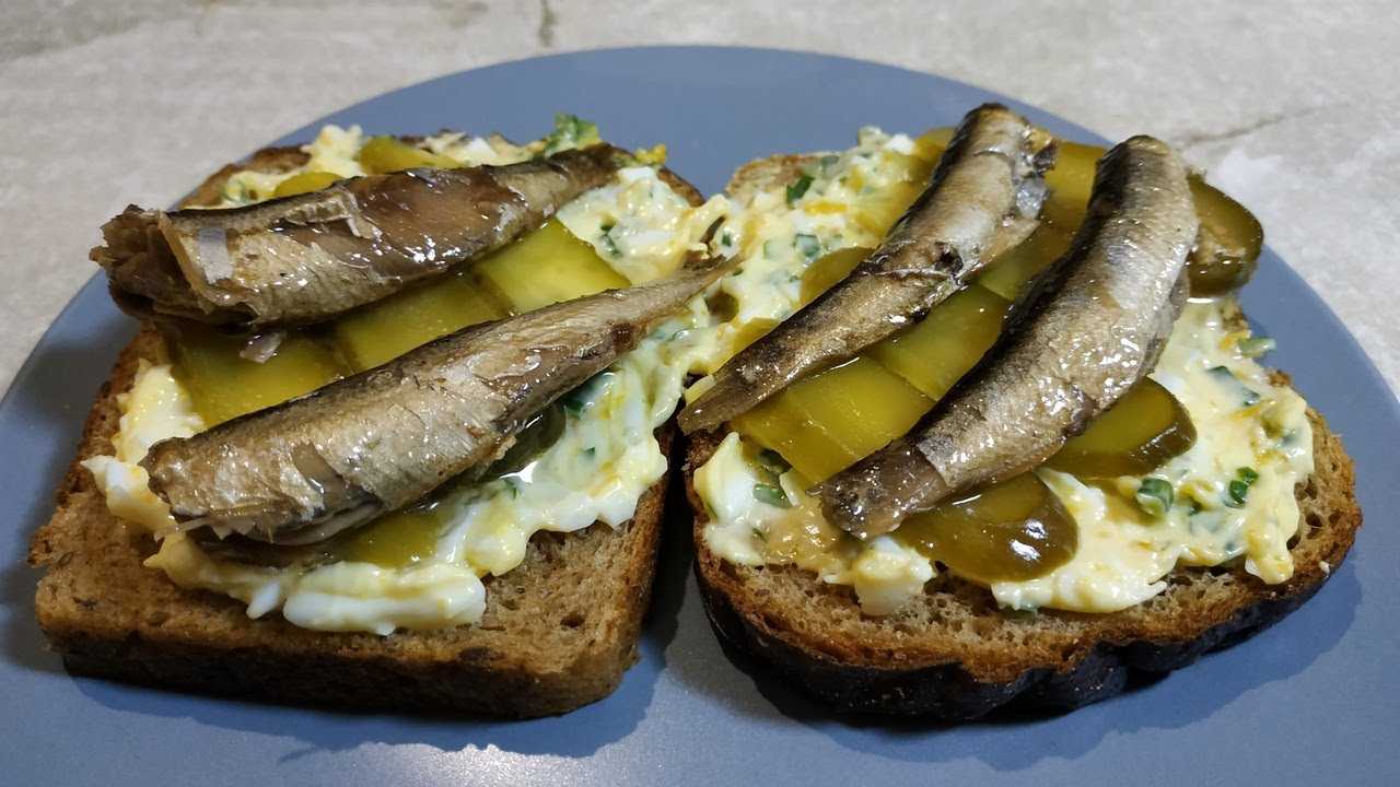 Бутерброды с обжаренным хлебом и шпротами. Еврейская закуска со шпротами. Анастасия Скрипкина бутерброды со шпротами. Чиабатта со шпротами. Брускетта со шпротами и огурцом.